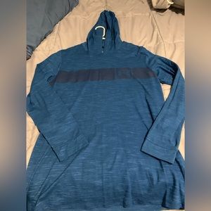 Mens NEW Under Armour long sleeve w/ hood. In GREAT condition-worn briefly once.